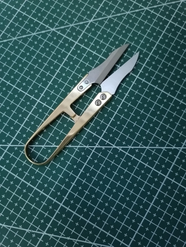 Brass thread-clips, small scissors
